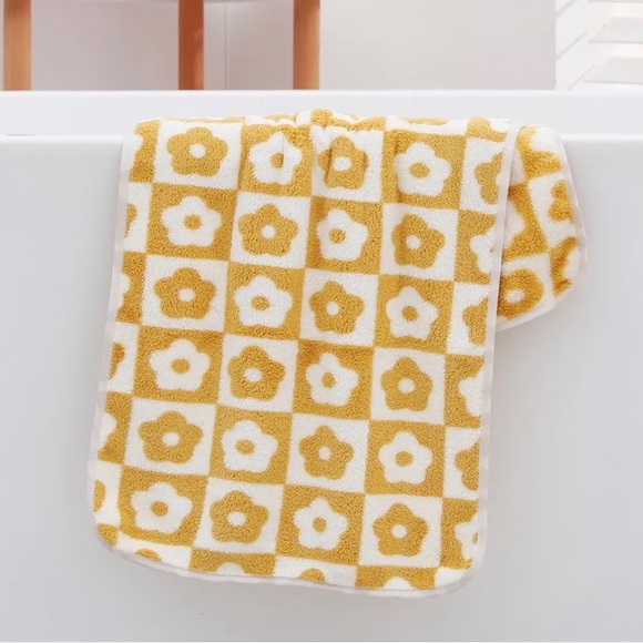 Groovy floral checker towels | bathroom towel | face wash towels NWT - Picture 4 of 5